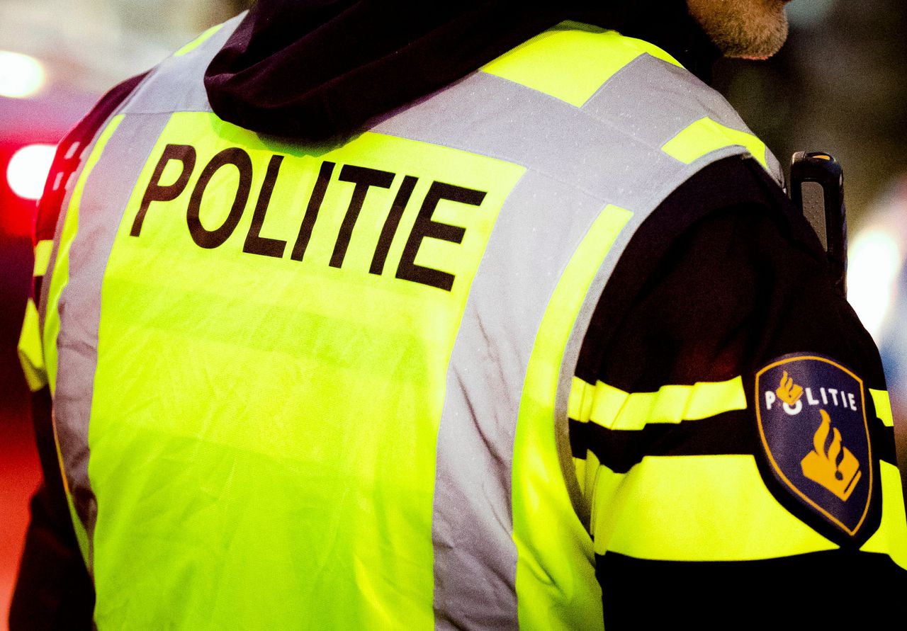 Een politieagent tijdens een verkeerscontrole in Rotterdam. Remko de Waal/ANP