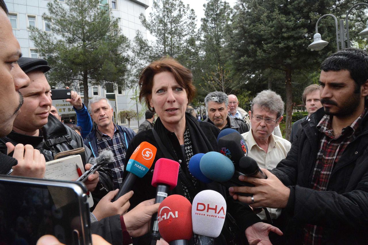 De Nederlandse journalist Fréderike Geerdink na haar rechtszaak in Diyarbakir, Turkije.