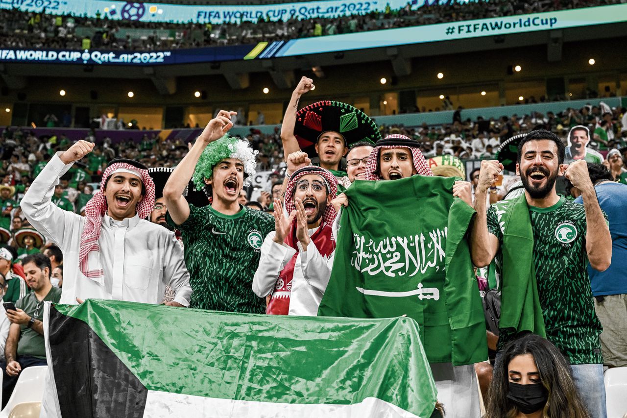 Saoedische supporters woensdag bij de laatste wedstrijd van hun nationale elftal op dit WK, het duel met Mexico in groep D.