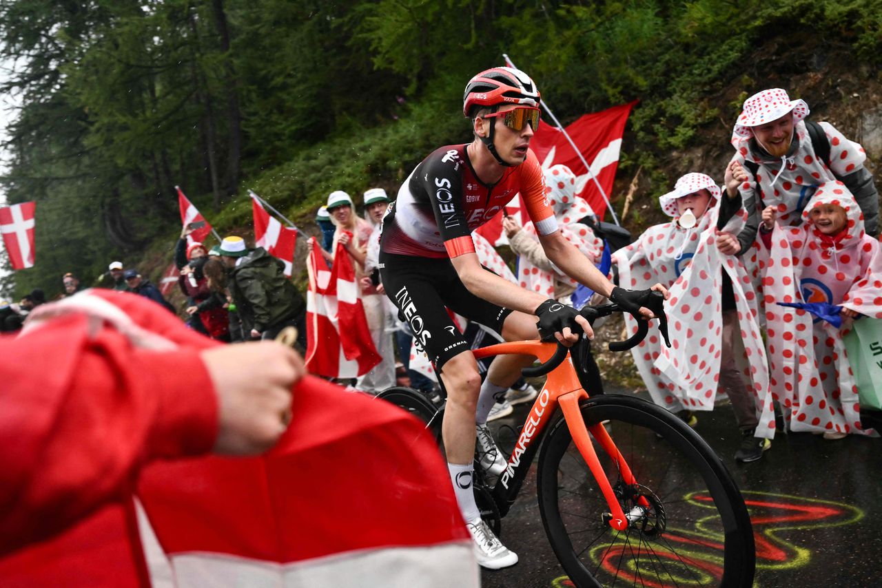 Drie weken in het spoor van Thymen Arensman: ‘Wat ik heb gedaan? Heel hard gefietst, denk ik’