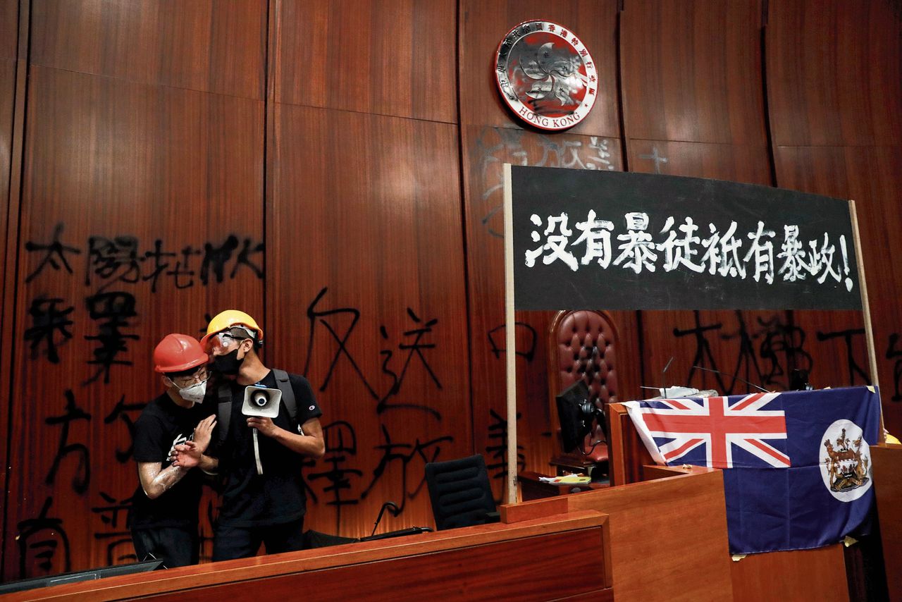 De vlag van Hongkong in de Brits-koloniale tijd, door demonstranten opgehangen in de vergaderzaal van het regeringsgebouw bij hun bestorming op 1 juli