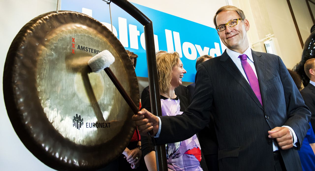 Topman Hans van der Noordaa van Delta Lloyd luidt de gong op de beurs in Amsterdam.