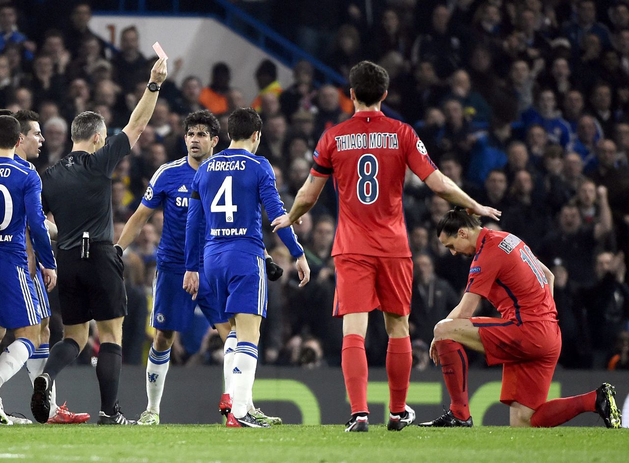 Scheidsrechter Björn Kuipers geeft Zlatan Ibrahimovic van PSG een rode kaart tijdens de wedstrijd Chelsea-PSG in de achtste finales van de Champions League.