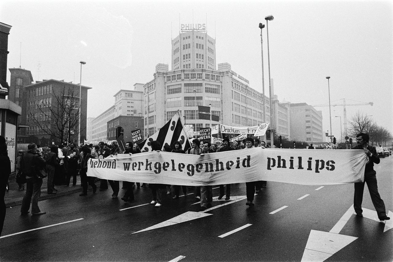 Demonstratie in Eindhoven tegen sluiting aantal bedrijven bij Philips, 1980.