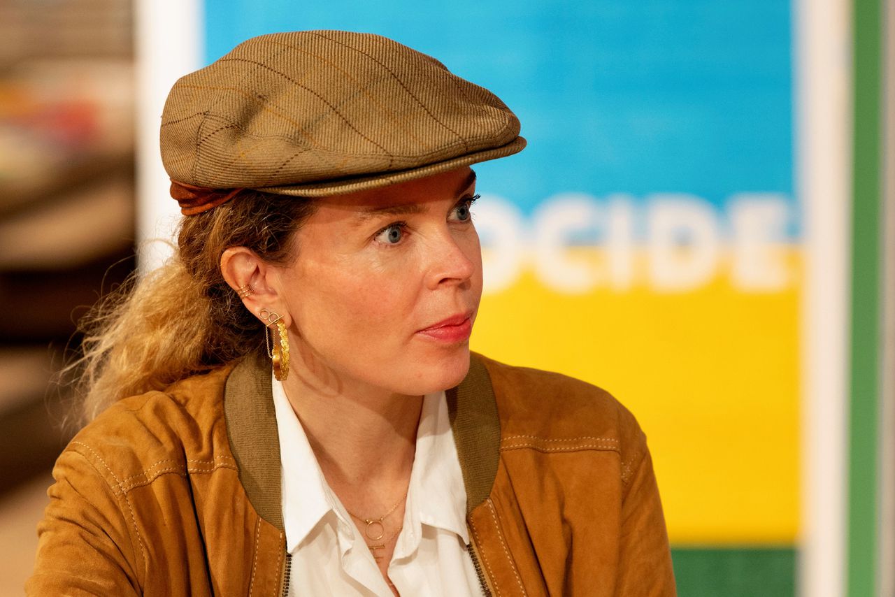 Roxane van Iperen, auteur bij Lebowski, als Boekenweekessayist bij de opening van de Boekenweek 2021.