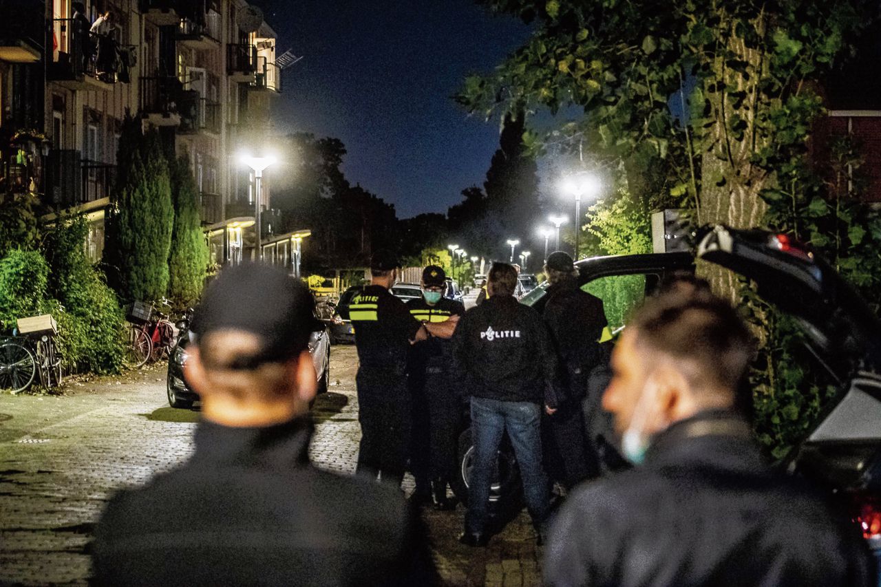 Politieonderzoek, vorige week in een woning in Vlaardingen, in verband met een grote antiterreuractie waarbij zeven mannen zijn aangehouden in Weert en Arnhem.