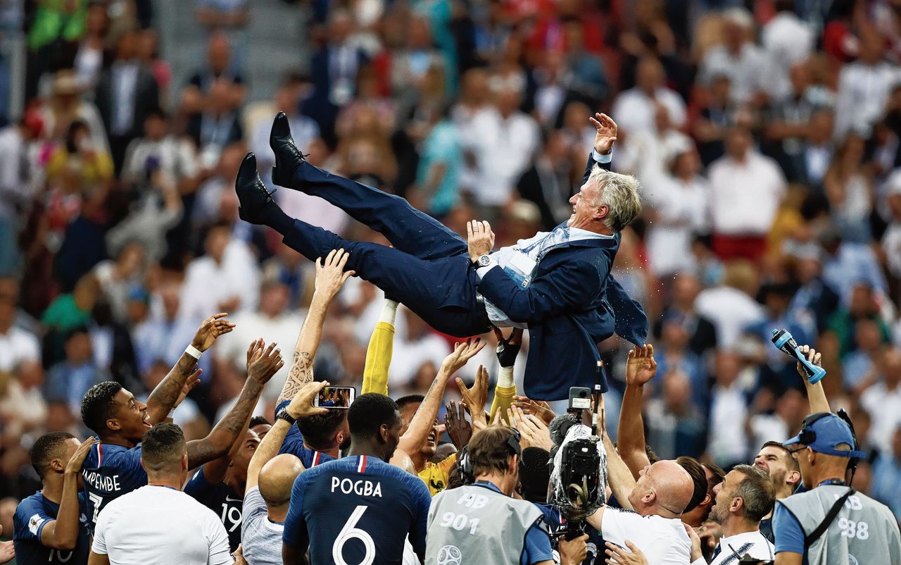 De spelers van Frankrijk jonassen hun coach Didier Deschamps, die zelf als speler in 1998 wereldkampioen werd met Frankrijk, na het behalen van de wereldtitel.