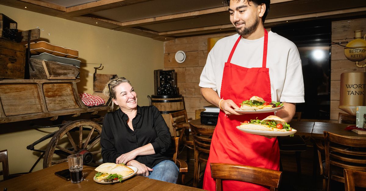 Yasmine heeft al te veel kaasblokjes gegeten en wil niet meer lunchen