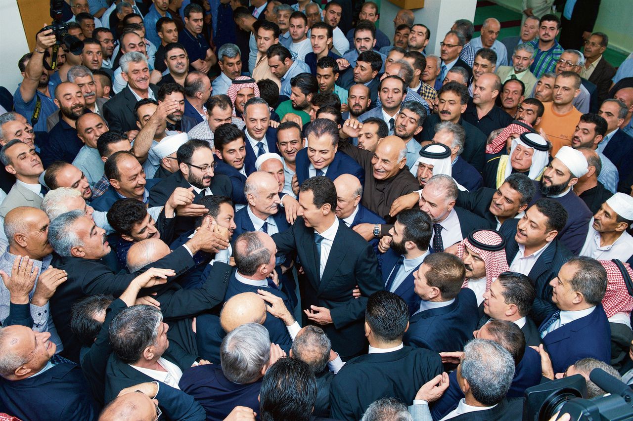 President Bashar al-Assad begroette aan het begin van het Offerfeest, op 1 september, na het gebed Syriërs bij de Bilal-moskee in de stad Qarat, ten westen van Damascus.