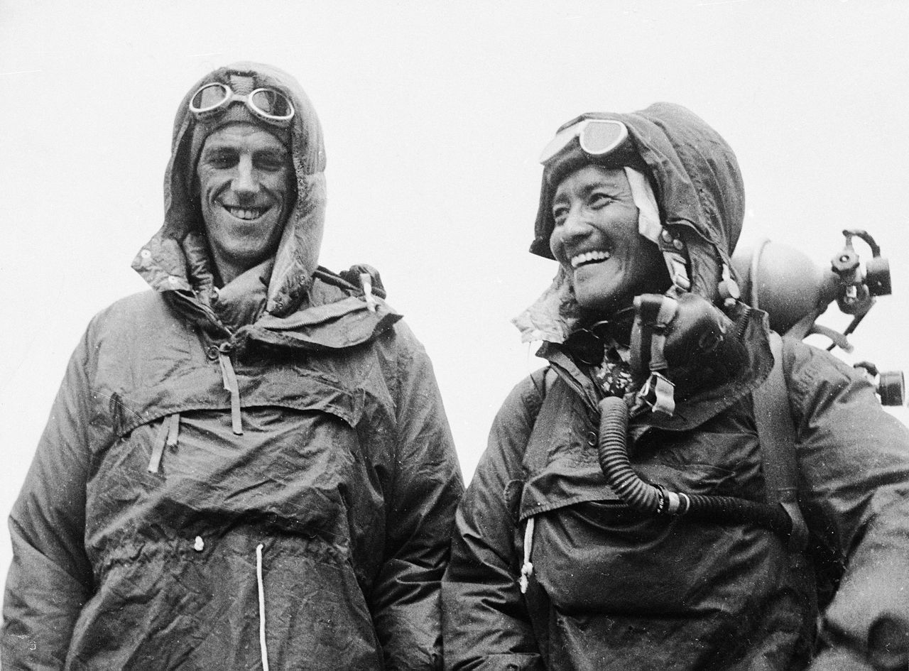 Op 26 juni 1953 demonstreerden Edmund Hillary en Tenzing Norgay hun uitrusting op de Britse ambassade in Kathmandu. Foto AP ** FILE **Sardar Tenzing Norgay of Nepal and Edmund P. Hillary of New Zealand, left, show the kit they wore when conquering the world's highest peak, the Mount Everest, on May 29, at the British Embassy in Katmandu, capital of Nepal, in this June 26, 1953 file photo. Hillary, the unassuming beekeeper who conquered Mount Everest to win renown as one of the 20th century's greatest adventurers, has died, New Zealand Prime Minister Helen Clark announced Friday. He was 88. (AP Photo, File)