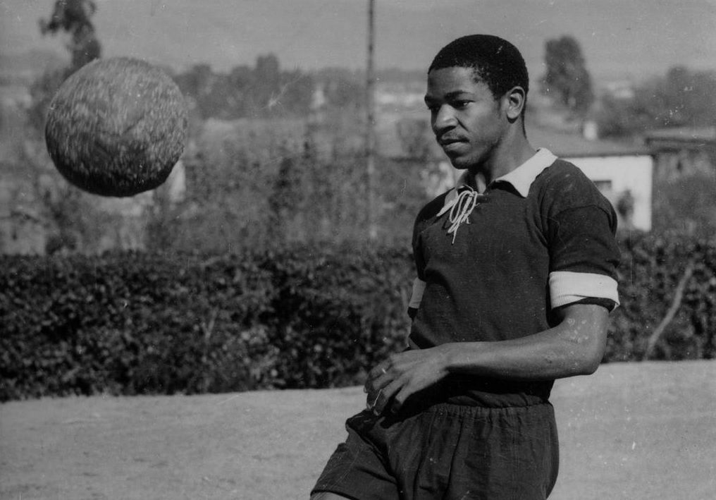 Een zwart-witfoto van Steve Mokone tijdens zijn voetballoopbaan.
