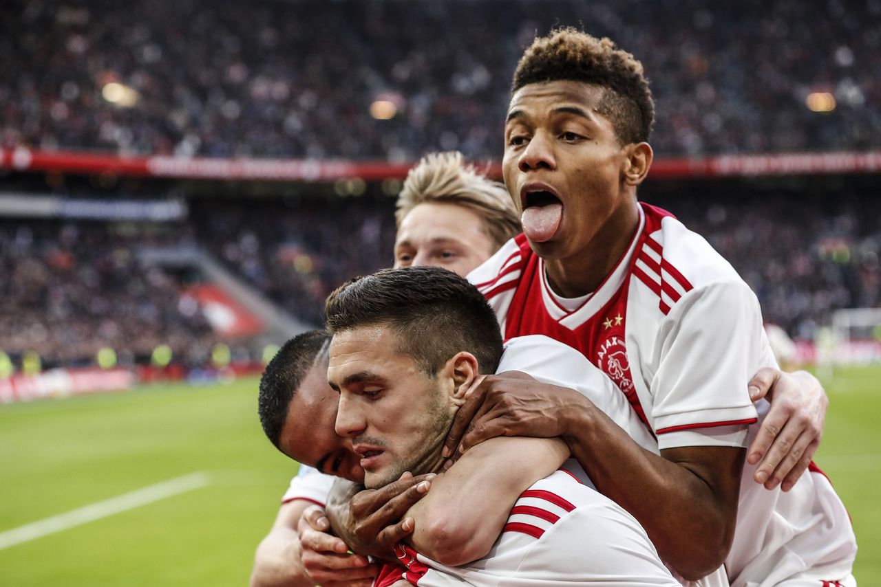 Hakim Ziyech, Dusan Tadic, Frenkie de Jong en David Neres vieren de voorsprong van Ajax tegen PSV.