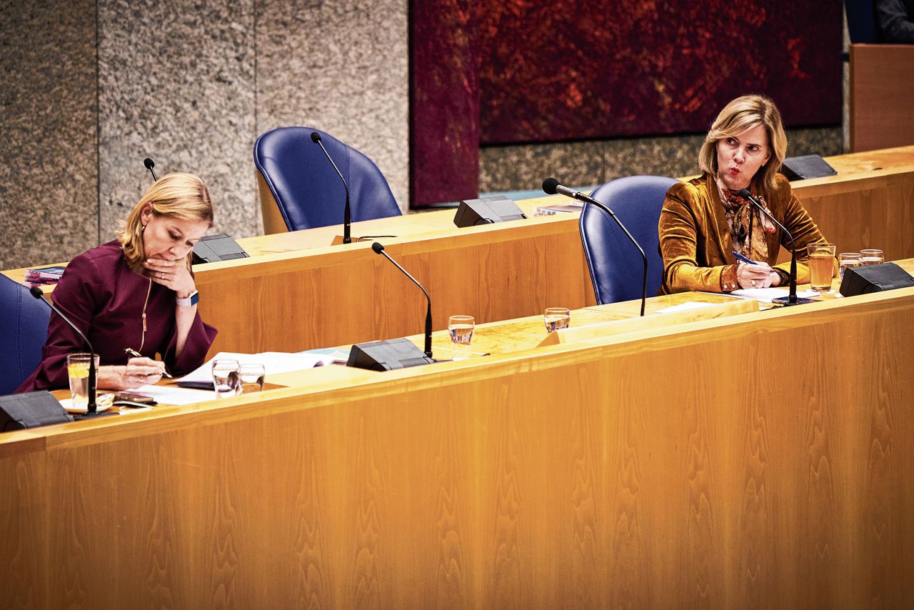 Oud-bewindslieden Stientje van Veldhoven (D66) en Cora van Nieuwenhuizen (VVD) vorig jaar in de Kamer. Ze kregen allebei een nieuwe baan. Foto Phil Nijhuis/ANP