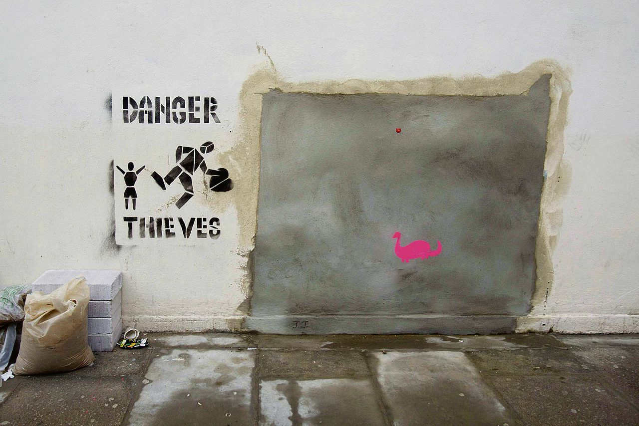 Boven: Het graffiti-werk ‘Slave Labor’ van Banksy, met een beschermende plaat plexiglas ervoor, zoals het tot vorige week in Londen op de muur zat. Onder: de muur nu, nadat de Banksy voor de kunsthandel verwijderd was.