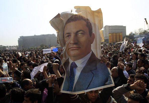 Aanhangers van Mubarak op het Tahrir plein in Kaïro.