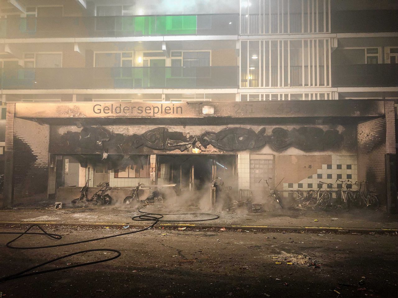 De flat aan het Gelderseplein in Arnhem waar woensdag een 4-jarige jongen en zijn vader omkwamen door de rookontwikkeling ten gevolgde van de brand.