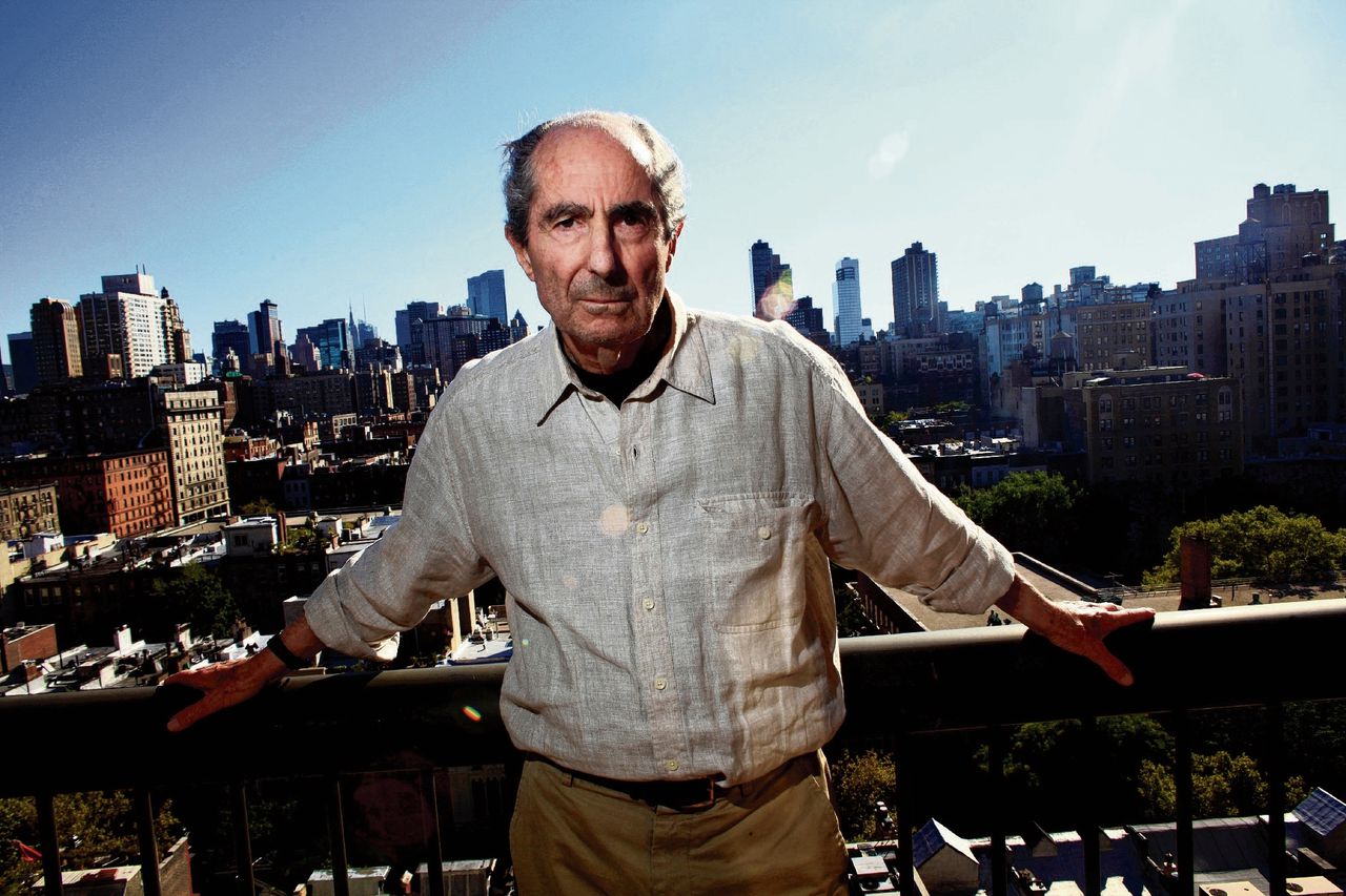 Auteur Philip Roth poseert in New York op een foto uit september 2010. Roth overleed dinsdag op 85-jarige leeftijd in een ziekenhuis in New York.