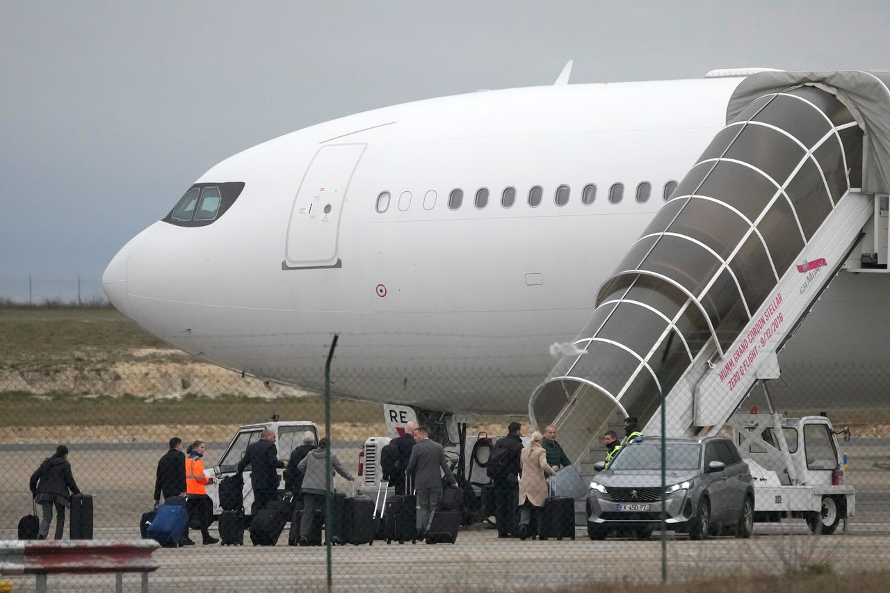 ‘Verdachte’ vlucht met Indiase passagiers aan boord verlaat Parijse luchthaven na vier dagen 