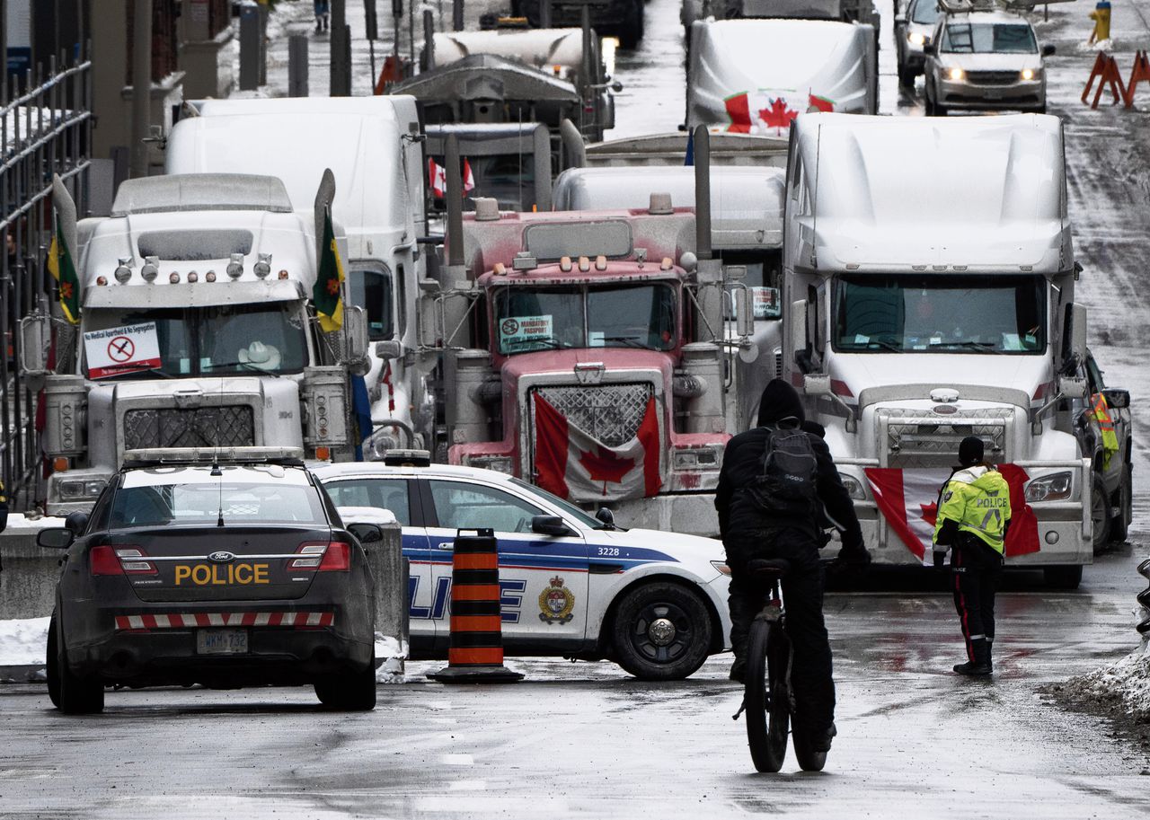 Luidruchtige blokkade van stadscentrum door truckers tergt Ottawa. 'Ik heb alles aan boord. Als het moet sterf ik hier' 
