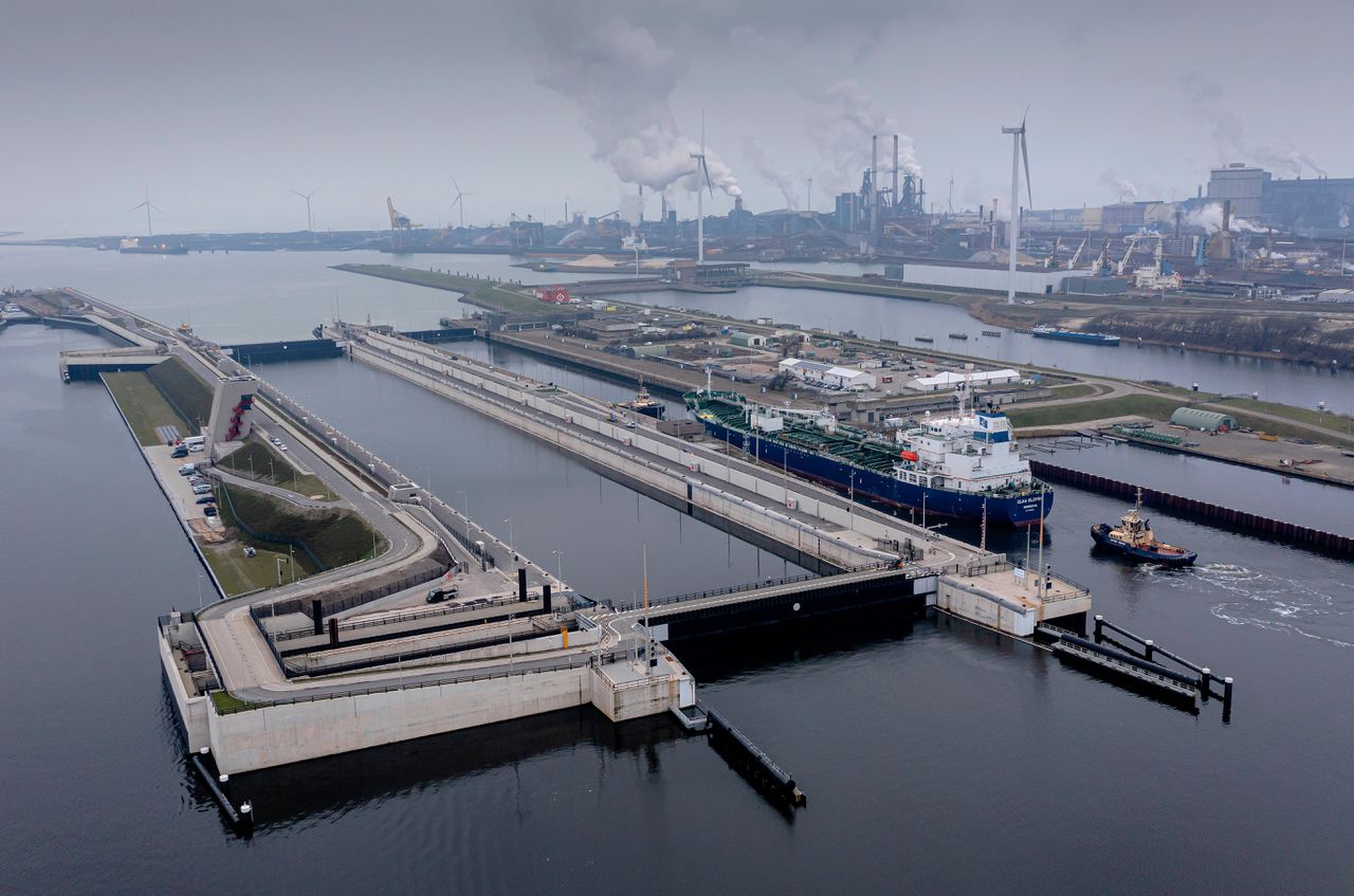 Zeesluis IJmuiden, de grootste sluis ter wereld: 500 meter lang, 70 meter breed, 18 meter diep.