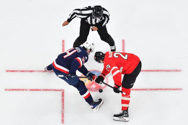 Auston Matthews (VS) en Nathan MacKinnon (Canada) strijden om de puck in finale van de 4 Nations Face-off.