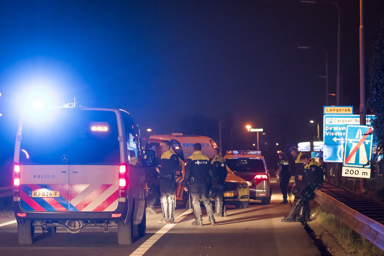 De A12 bij Utrecht werd in de nacht van zaterdag op zondag tijdelijk afgesloten, omdat voetbalsupporters zich op de snelweg bevonden.
