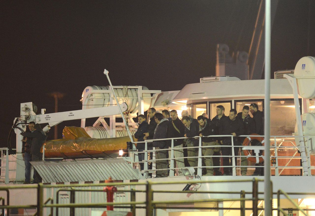 Italianen arriveren per boot vanuit Libië in Augusta, Sicilië.