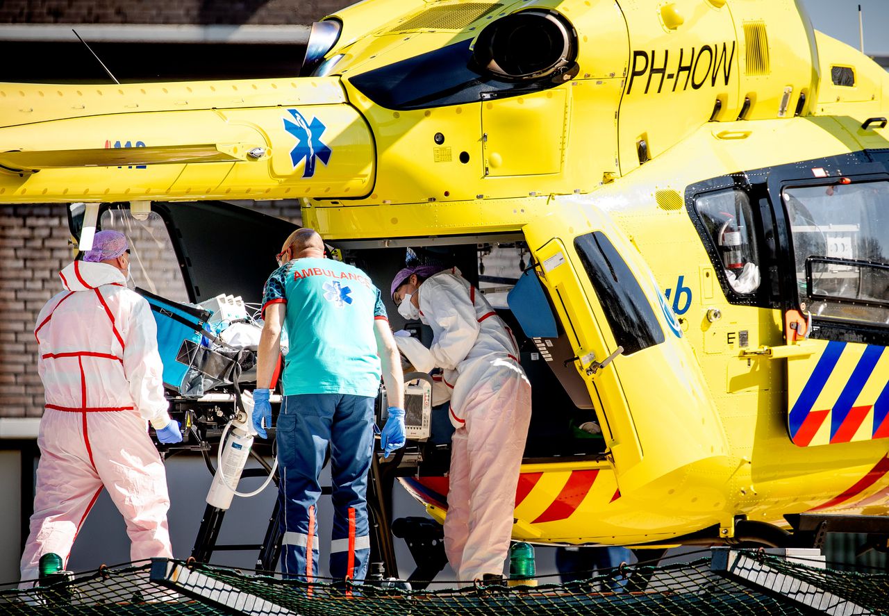 Een coronapatient wordt in april in een traumahelikopter in gedragen bij het Elisabeth-TweeSteden Ziekenhuis.