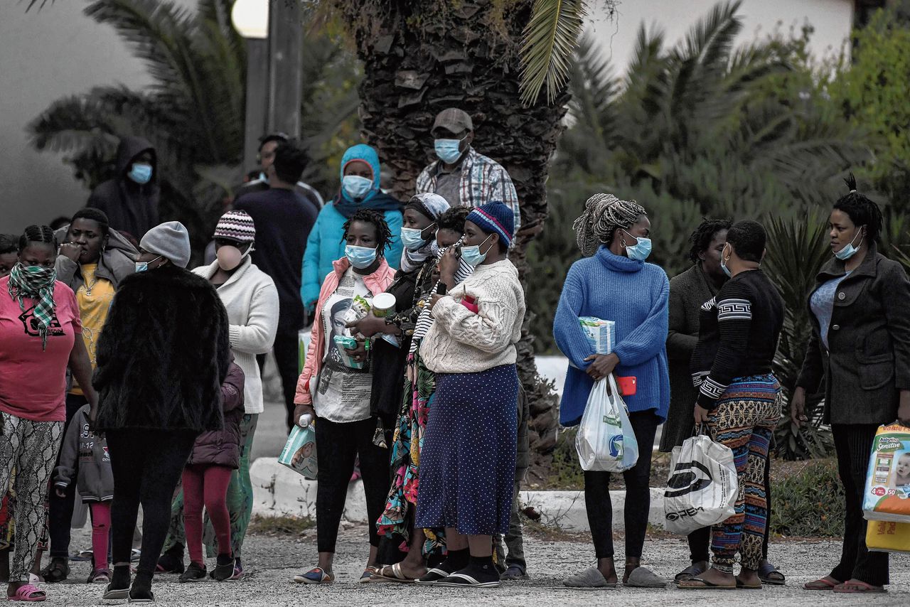 Migranten wachten op noodzakelijk voorzieningen voor een hotel in Griekenland.