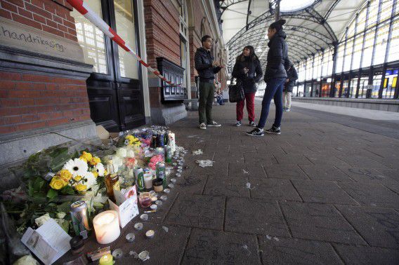 Bloemen ter nagedachtenis voor de doodgeschoten 17-jarige Rishi op station Holland Spoor.