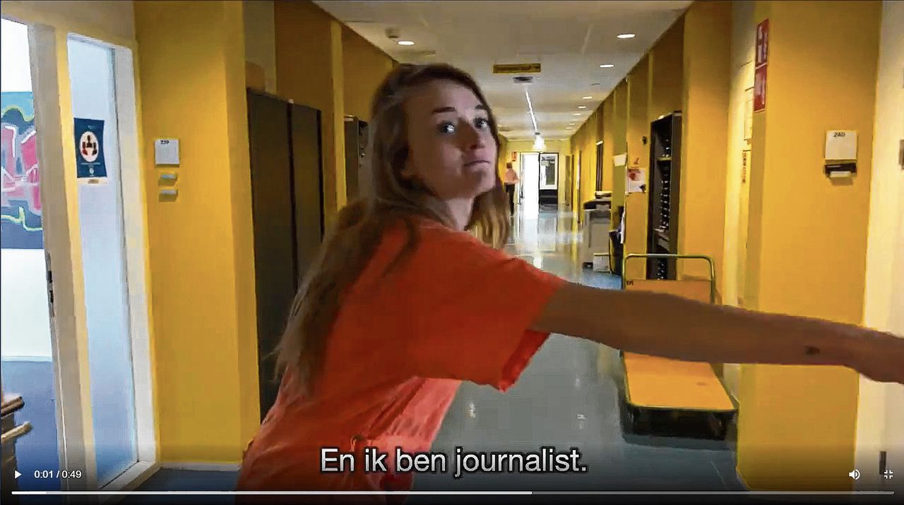 Journalist Milou Deelen in een filmpje van het RIVM.