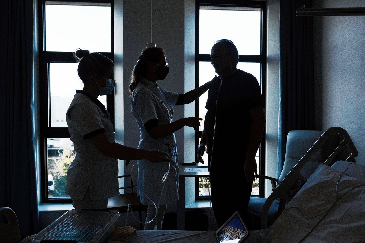 In het Amphia ziekenhuis in Breda werkt een coronapatiënt aan zijn revalidatie, met een ergotherapeut.