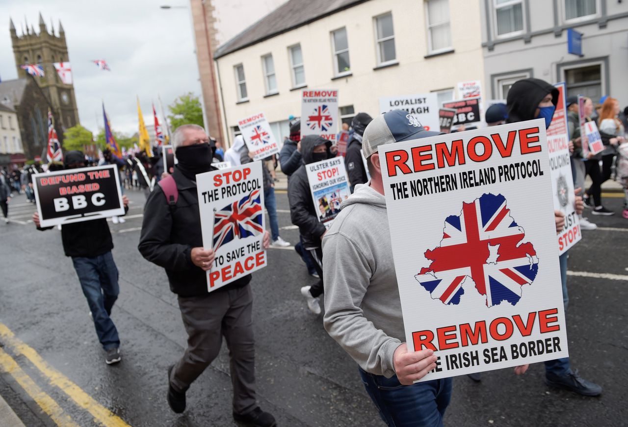 Protest van unionisten in Portadown, Noord-Ierland op 5 juni. Ze willen geen grens in de Ierse Zee – die gevolg is van afspraken tussen Londen en Brussle na de Brexit.