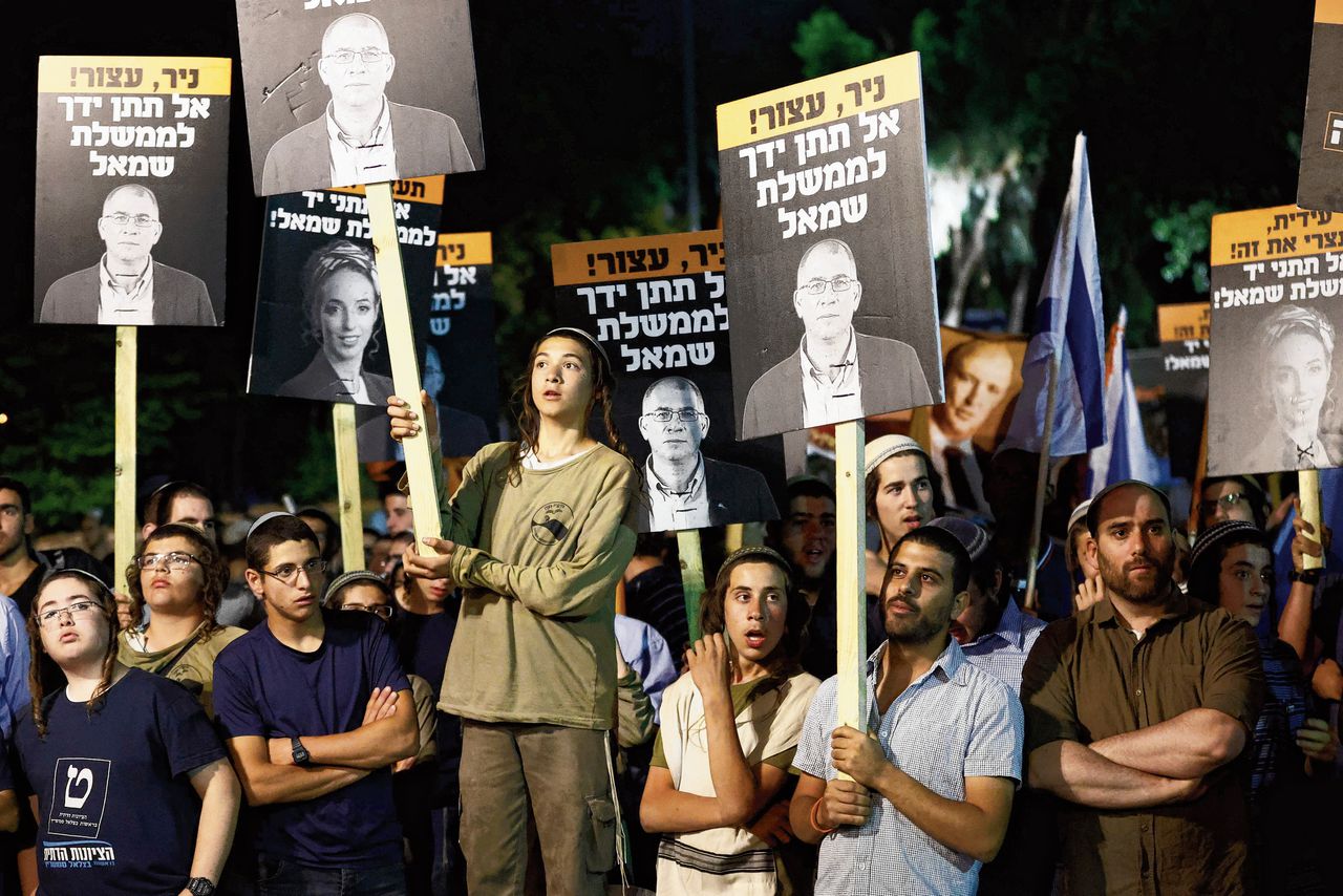 Rechtse demonstranten komen in Tel Aviv bijeen om te demonstreren tegen de aanstaande nieuwe regering, eentje zonder Benjamin Netanyahu.