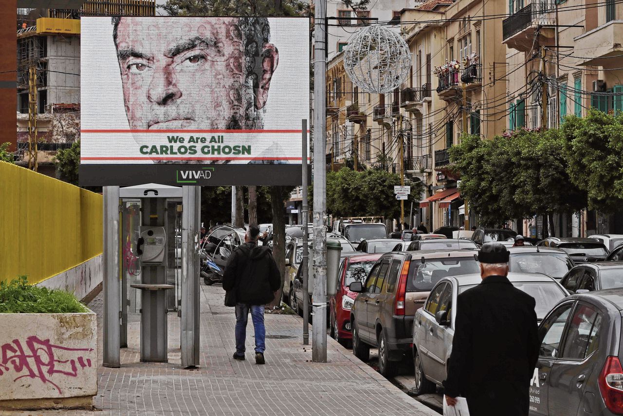 Het portret van Nissan-topman Carlos Ghosn schittert op een groot reclamebord in een straat in Beiroet. ‘We zijn allemaal Carlos Ghosn.’