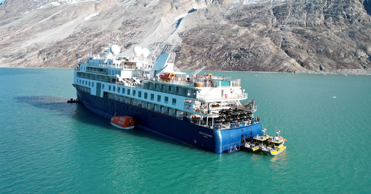 Et strandet cruiseskip har brutt seg løs utenfor kysten av Grønland