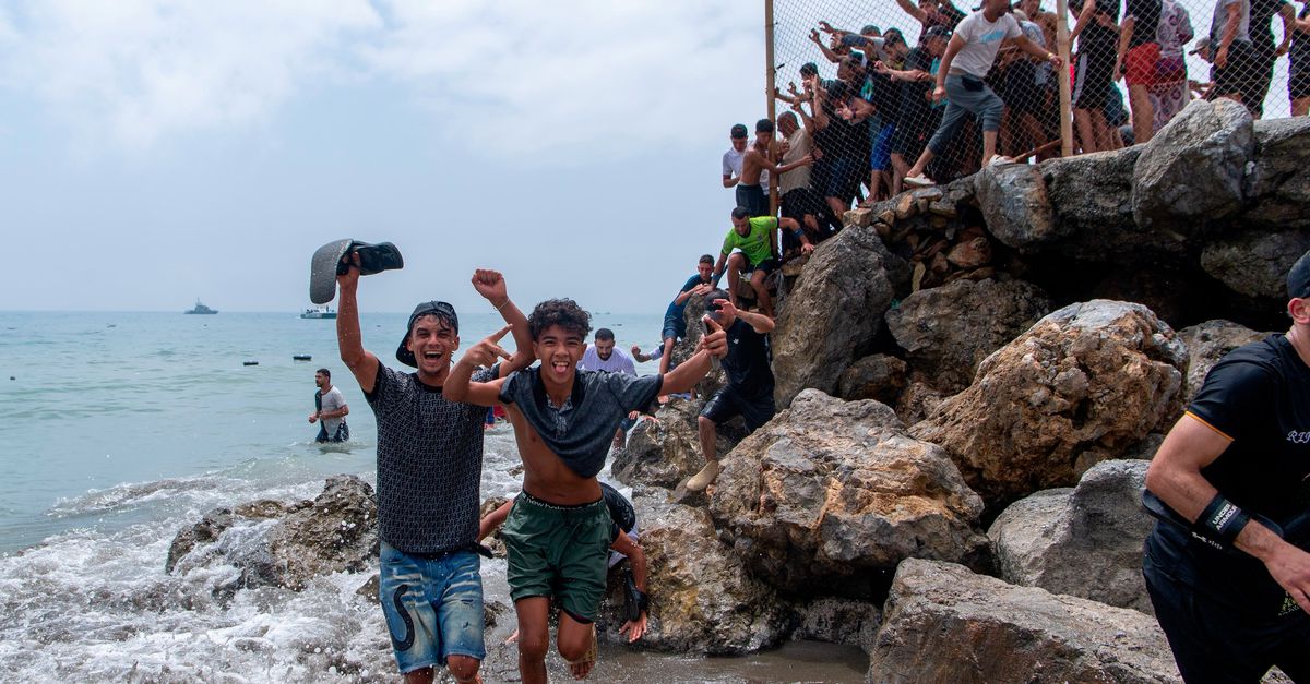 Negen doden bij Spaanse exclave Ceuta, waar plotseling duizenden mensen vanuit Marokko over land en zee de grens overstaken