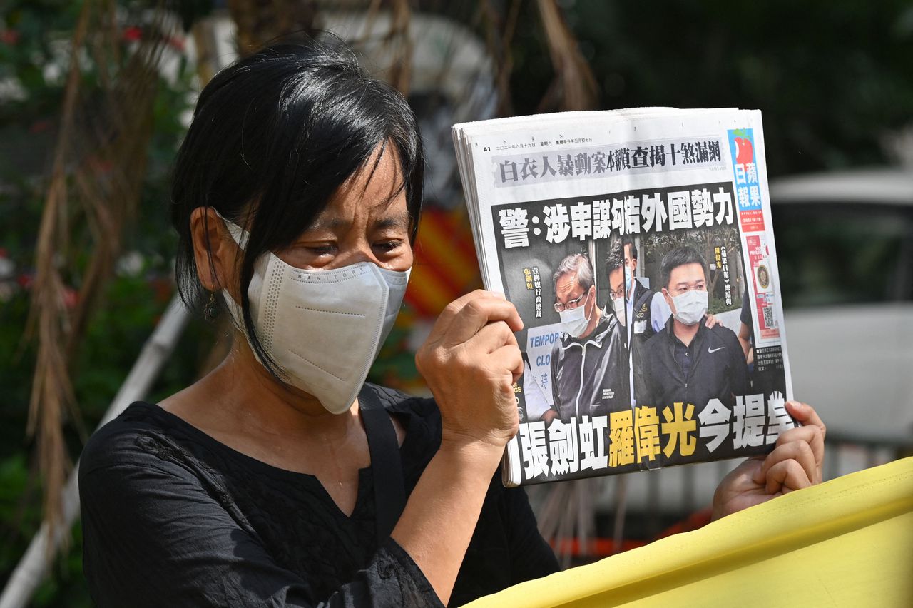 Zaterdag demonstreerden lezers van de 'Apple Daily' voor een rechtbank van Hongkong tegen de arrestatie van hoofdredacteur Ryan Law en directeur Cheung Kim-hung.
