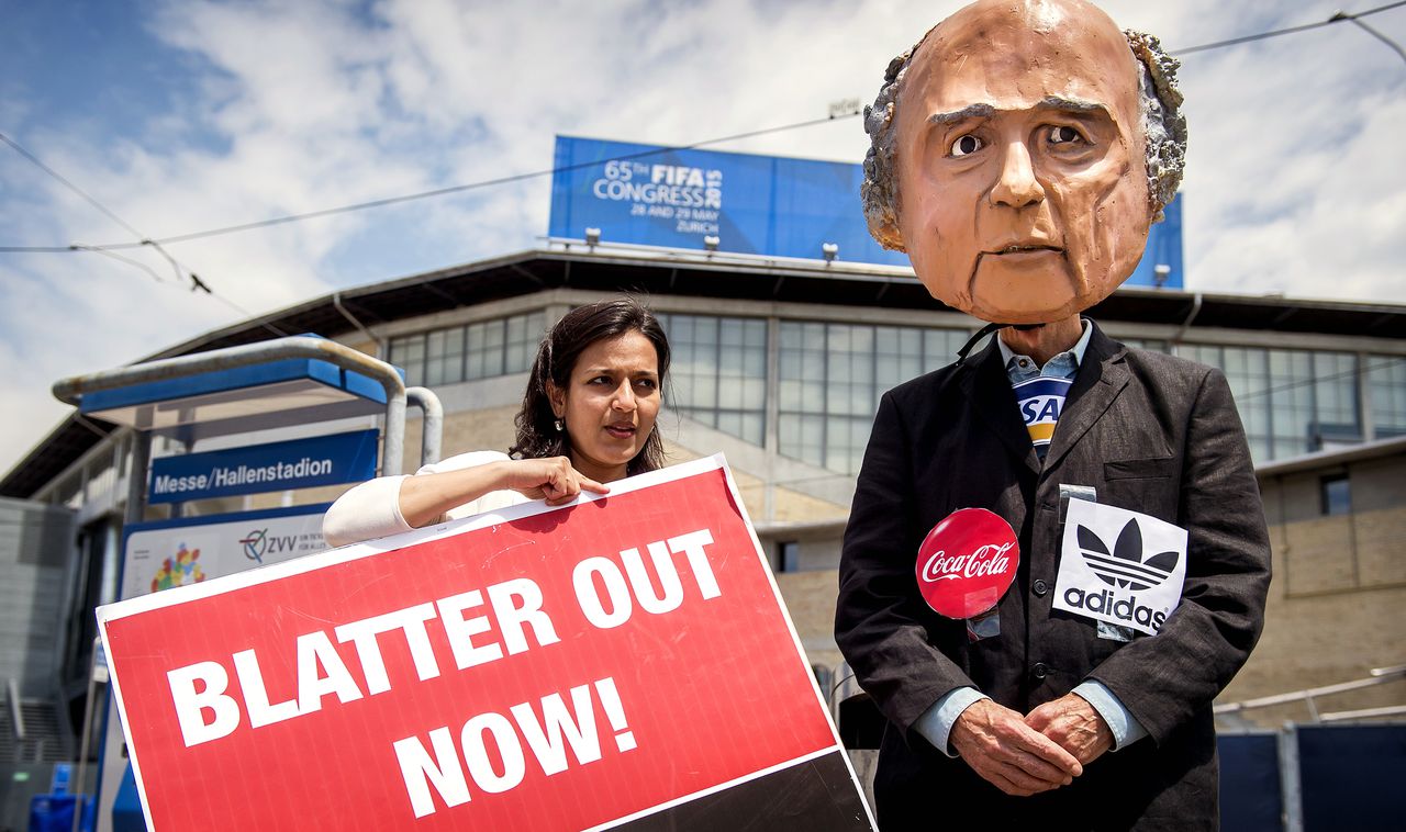 Twee mensen demonstreren tegen FIFA-president Sepp Blatter tijdens het FIFA-congres in het Hallenstadion.