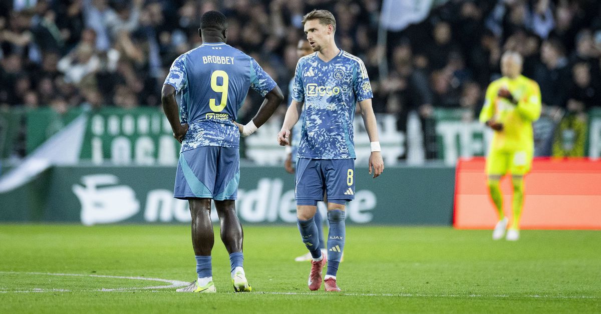 Ajax verspeelt in laatste seconden zege in Groningen, PSV heeft kampioenschap in eigen hand
