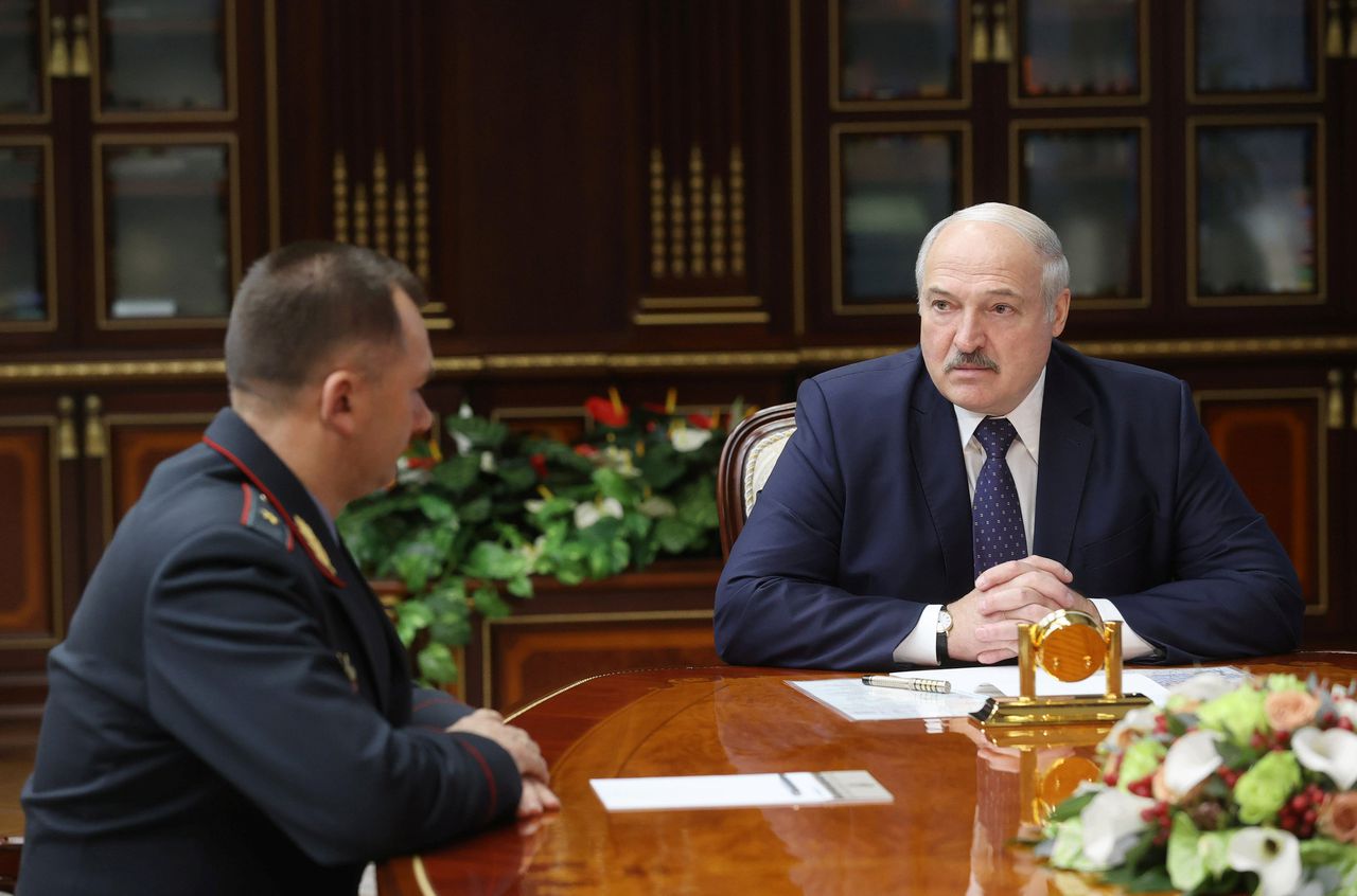 Aleksandr Loekasjenko (rechts) met de donderdag benoemde minister van Binnenlandse Zaken Ivan Koebrakov.