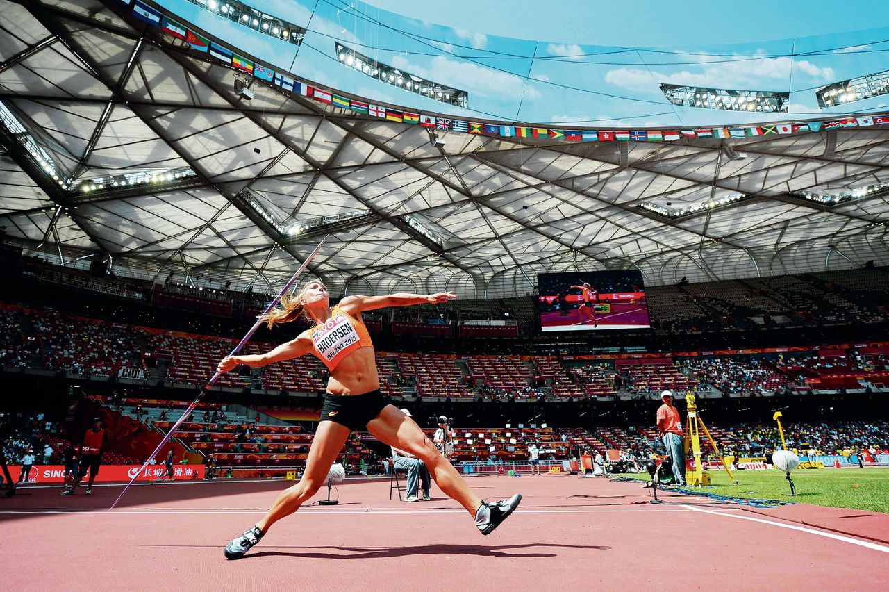 Meerkampster Nadine Broersen rukte met een worp van 53,52 meter bij het speerwerpen op van de zesde naar de tweede plaats, maar miste uiteindelijk net het podium op de zevenkamp in Beijing.