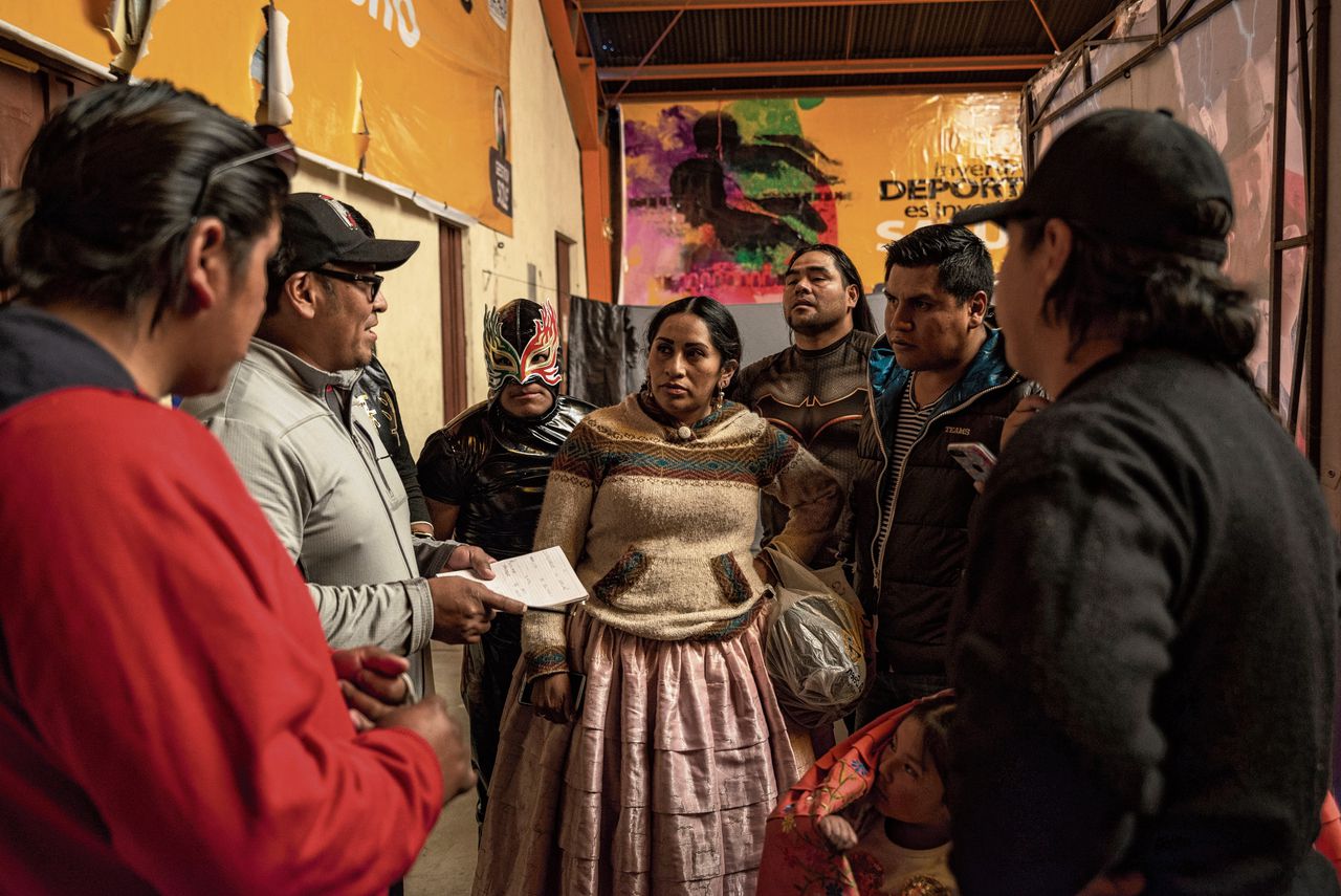 Benita, bijgenaamd ‘La Intocable’ - De Onaantastbare - kort voor haar worstelpartij in het Bolivaanse El Alto.