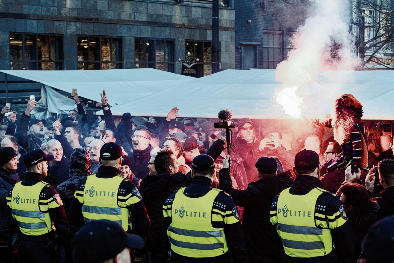 Politie en ME beschermen aanhangers van Kick Out Zwarte Piet, vorig jaar bij de Sinterklaasintocht in Eindhoven.