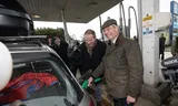10/03/2026: Reporter Tom Peck has his car refuelled by Nigel Farage at Newhaven service station near Buxton, Derbys, after Farage and Robert Jenrick slashed the price of fuel by 25p a litre.    Material must be credited "The Times/News Licensing" unless otherwise agreed. 100% surcharge if not credited. Online rights need to be cleared separately. Strictly one time use only subject to agreement with News Licensing