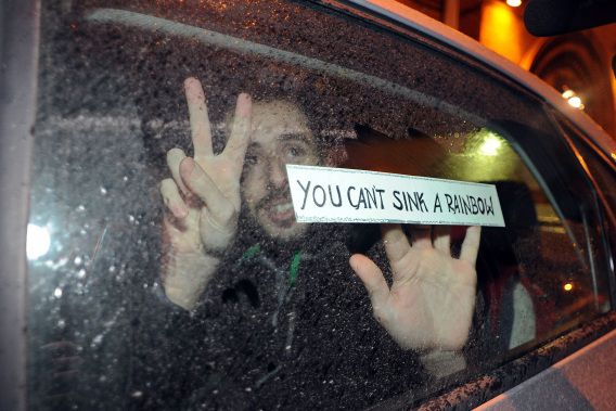 Een activist van Greenpeace, vlak na vrijlating in Sint Petersburg.