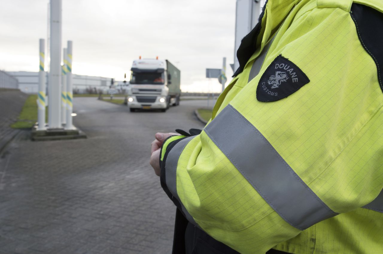 Een vrachtwagen rijdt door een scanner bij het douanekantoor op de Maasvlakte in de Rotterdamse haven.