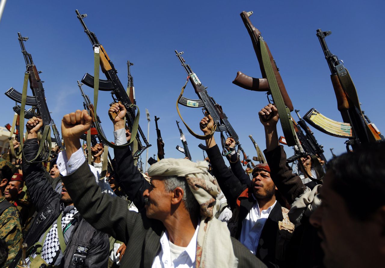 Bewoners van Jemen laten hun steun zien aan de shi'itische Houthi-rebellengroep, die de macht in het land heeft gegrepen.