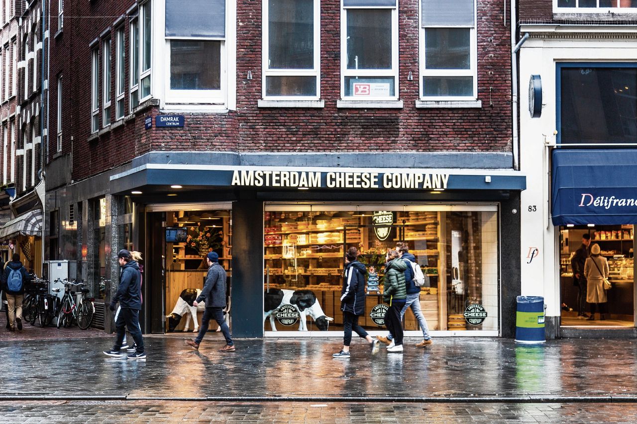 De kaaswinkel van Amsterdam Cheese Company aan het Damrak die dicht moet. Voor de rechtbank weegt het algemeen belang zwaarder dan de schade van de ondernemer.
