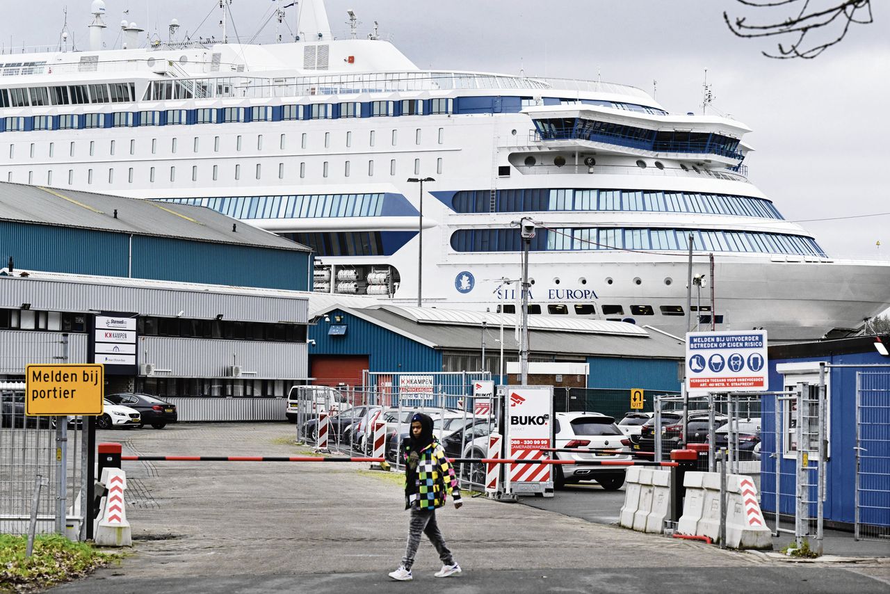 Velsen-Noord mag stemmen over asielzoekersschip: ‘Moeten wij die arme stakkers nu wegsturen?’ 